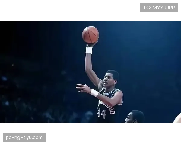 乔治·格文无球跑动拉开空间，改变防守布局主导进攻