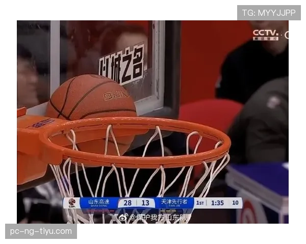 球卡在篮筐上怎么判？规则解析与处理流程