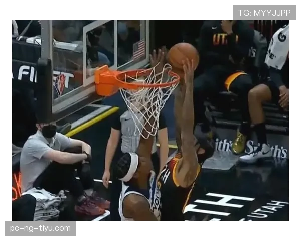 篮球比赛中球卡篮筐如何处理？详解NBA相关规则判罚